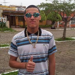 Heey gente bonita da Juh *-* @JuhViegas aqui s2 /
Queria ser um baseado 
Para nascer em seus dedos, morrer em seus lábios, 
E fazer sua cabeça
Bob Marley ;P