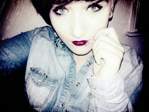 @karyamxx --- im her slut.pierced.short hair dyed.love peanuts and rain.Foster the people.Maroon5.Mirah.TDCC.Avril.Mudhoney.Nirvana.Goyte.Slash.