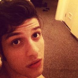 ♪ Eu,estou pensando em vc!pensando em nunca mais,pensar em te esquecer!pois quando penso em vc,é quando nao me sinto so... ♫ @ChayLeao