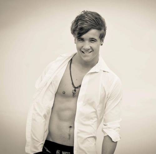 hello i am sam i am a British singer/songwriter