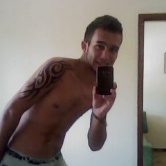Renanzinho 19 anos, gosto de jogar bola, dormi, ps2,pc, e viajar.  Conheçer pessoas  legais igual a mim... Oo vida Boa *-*