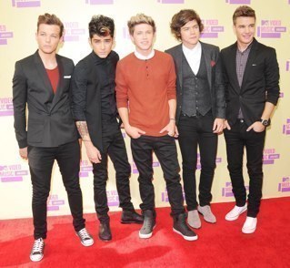 Basically if you love one direction than follow! just ask if u want followed! #proudof1D 17/1/12 seen them live! 21/2/12 they got their first brit!!
