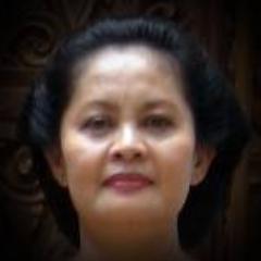 Budhe itu Ibu rumah Tangga suka masak seneng Jahit,tapi juga Seneng Politik,,,lho,.!! Ayo Cah, Para Koruptor DiMusuhi bareng Budhe...Setuju..!!!