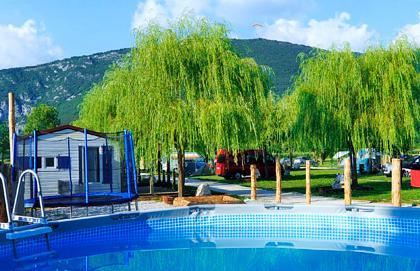Ecologische camping in Ozeljan Slovenië
Geschikt voor max. 250 gasten en 60 staanplaatsen met water, elektriciteit, riolering en draadloos internet (WIFI).