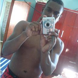 QUANDO ME VE ABRA OS BRAÇOS E ME DE UM SORRISO SOU EU NEGRO LINDO 
SOU NEGÃO...