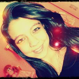 Dramatica , Irritante , carente , louca , Irônica , Desligada , chata e muito ciumenta . Prazer , eu *-*