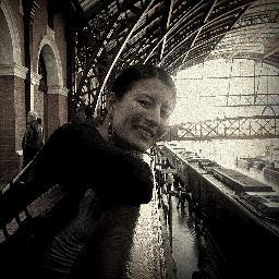 Politóloga, mujer, madre. Apostando siempre por la paz.