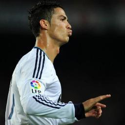 Hola, soy eso que siempre aparece en el Camp Nou. Cuanto más me insultan más veces me gusta aparecer. Pertenezco a un único jugador: CRISTIANO RONALDO.