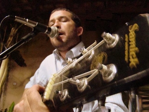 Cantor, compositor, instrumentista, começou sua trajetória musical pela paixão que demonstra  ao colocar sua própria identidade nas interpretações.Visite o blog