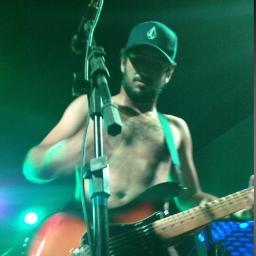 Vocalista da Gunabera e surfista.