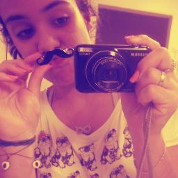 Gaúcha, colorada de coração, Sagitariana, muito ciumenta e sincera. Música, maquiagem..  Só do meu anjinho, @andersonmell2  ♥