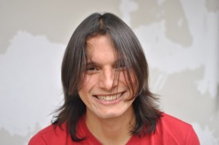 Con la felicidad y el éxito como estilo de vida. Entrepreneur. Músico, poeta, loco y hombre de ciencia: el equilibrio perfecto de ambos hemisferios.