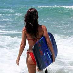 Surf Girl, no escribo mucho solo Retwiteo, sigueme y te sigo.