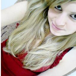 Todos me q me julgam me julgam pela menina loka e sem juizo !
mais essas pessoas ñ veem meu lado  brincalhona estrovertida e meio alegre!