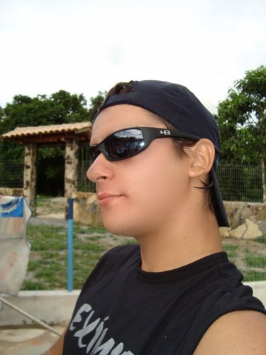 Amo futebol, Sou um cara romantico e adoro minha familia acima de tudo....