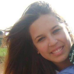 A menina independente que aprendeu a amar, a chorar, a viver.