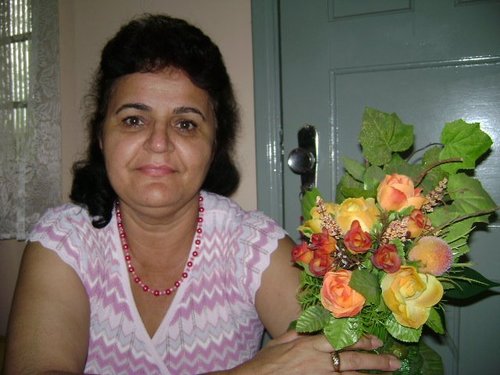 Cheia de vida. Sincera e contente com tudo que DEUS me deu. Pois me deu + do que necessito!