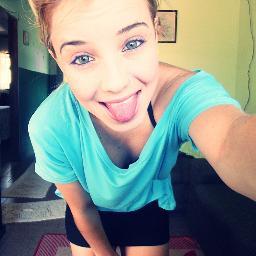 Prazer : Rafaela Walker tenho 17 aninhos sou bipolar , chocolate  coca-cola , skate . @Biancaasacha nega ♥  , sou alone (: