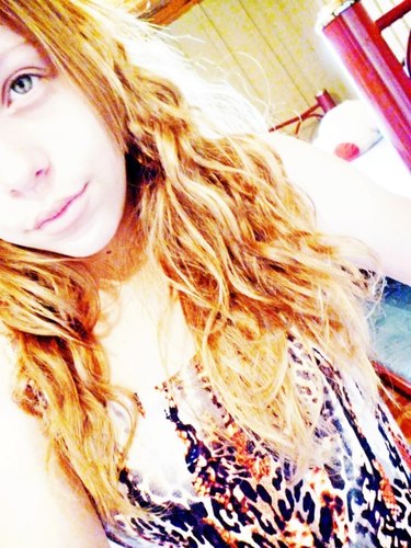 Nenhuma garota precisa de beleza pra ser linda. Ela só precisa de amor próprio, auto confiança e personalidade.