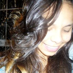 Eu que vivo com α cαbeçα nα luα, com músicα no ouvido e corαção nα bocα =) http://t.co/67a0Yfg6EV