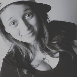 'Garota cânceriana, skate, amor, chocolate, falar besteira, amigos e sentimentos...'
