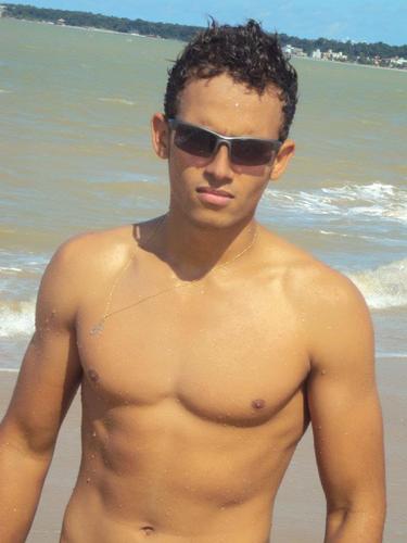 Vivo na academia, adoro ir a praia, nunca paro de jogar bola.