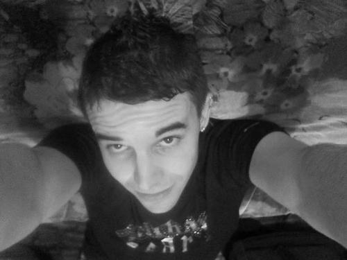 JulienBossuet's profile picture. Trop d'rageu sur cette putain de terre. / Follow me ! #TeamiPhone #TeamInsomniak