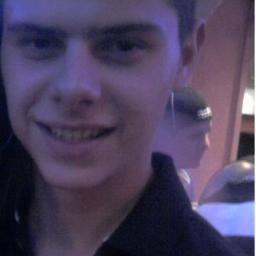 Vivo sorrindo, por que sei que sozinho eu não consigo mudar o mundo, mas com apenas um sorriso posso mudar o dia de alguém.