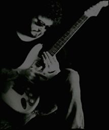 Adoro Rock em geral e de boa qualidade, música boa, em geral é bem vinda, bons livros, meditação, caminhadas, cinema, bons papos, etc.