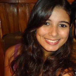 Estudante de Ciências Atuariais e apaixonada por moda, música, maquiagem e decoração.