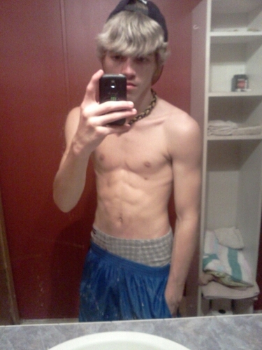 Sexiiiiskater96's profile picture. love to skateboard snowboard bmx, and football. I'm 17 and single if Ur interested this then you should txt me.