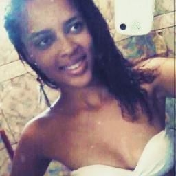 Ela não quer ser só mais uma mina seu coração não é tapete pra um cara vir pisar em cima ♫ '