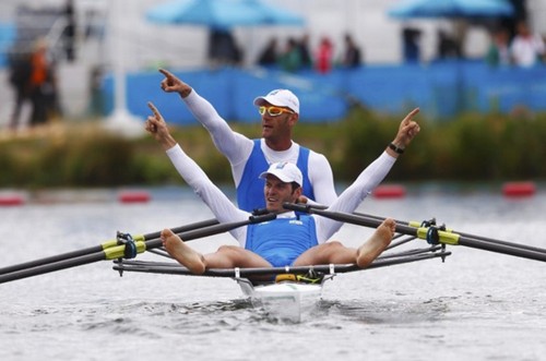 I row. Port side stroke. Photographer.