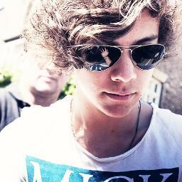 Living while I'm young. Forever Glambert and Directioner. Feel free to follow. :) ♥