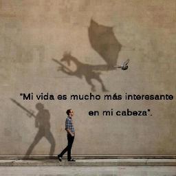 Esposo , Papa ,  Hermano y Amigo...ese weon soy yo   :)
con arranques de poeta y crítico de lo que no me gusta 
un buen amante de las cosas simples sin adornos