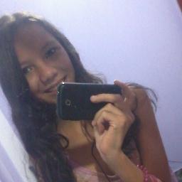 Eu me chamo Hellen Carolina , tenho 13 anos , faço niver no dia 13/02. Qualidade : Amiga, Defeito : Ciumenta ,irritante , lerda até demais k' !! *-*