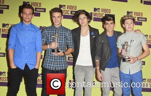 i luv one direction!!!!! im a directioner 24 hours a day 365 days a year and u cant 4get leapyear u follow me i will probably follow u back!!!!!!