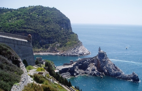 nel Paese di Portovenere venne costruita una locanda nel 1813 di nome Genio dal fondatore Eugenio Reboa fra piante e terrazze .
