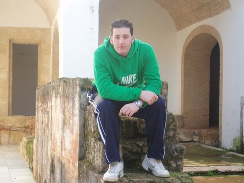 tengo 32 años , me encanta hacer deporte , salir con los amigos , ver peliculas , y escuchar musica https://t.co/DpJhetcXbg…