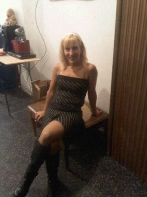 me encanta todo lo que es musica me encanta y me ase muy feliz