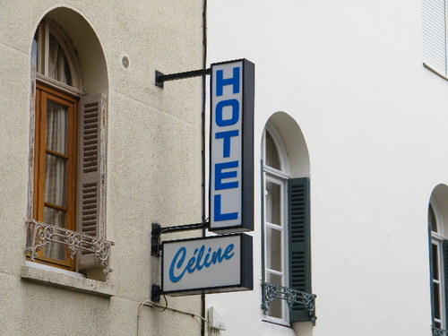Vous cherchez un hôtel pas cher à Rouen? Nous sommes à 5 minutes de la gare. Notre contact est 02 35 71 95 23