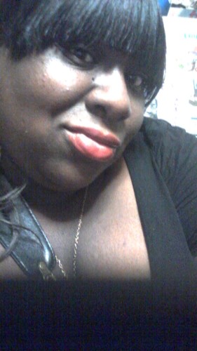 Sneekab's profile picture. busy mom that dont really have time to tweet but has one anyway lol