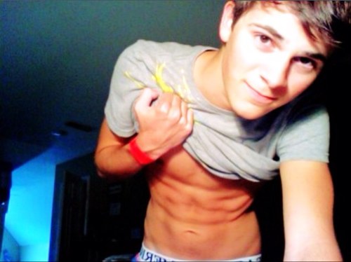 Basically just turn my follow button blue and ill make your sex life amazing ;)
