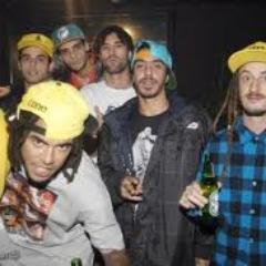 Muitas pessoas vem, muitas pessoas vão,mas não se esqueça de quem te estendeu a mão.