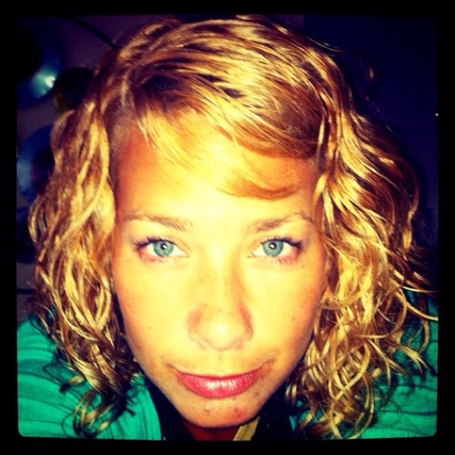 Crazy person. Passionate. Competitive. In love with chocolate, long conversations and celebrities.