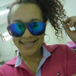 Estudante de moda. Artesã e proprietária ; Donna Maricotta Art´s e Entreterimentos. Apaixonada por música.