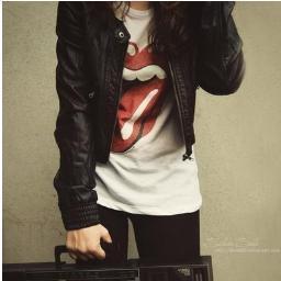 Amante de los idiomas. La música es mi día a día. Alérgica al reggaeton. Nueva en Twitter, jé. Princesa de Asdfghjkl.