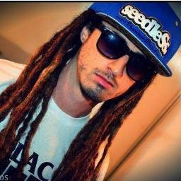 Porque sempre vão ter vários pra tentar te humilhar
Não abaixe a cabeça, levanta esse olhar  ♫ ♥