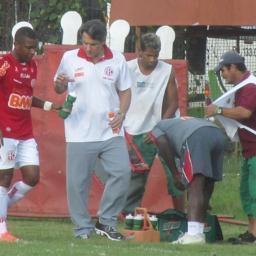 Nunca estenda sua mão à um juiz de futebol.