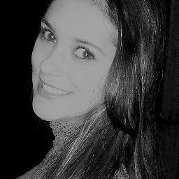 Um sorriso, um abraço apertado, uma música, estar com quem eu gosto, rir até a barriga doer. São coisas simples, mas me faz muito feliz.
